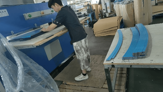 Foam cutting process in the Yiruida workshop
